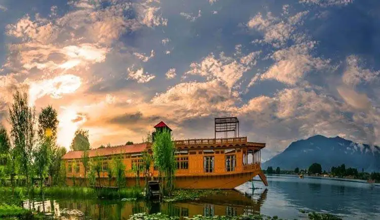 Houseboat stay on Dal Lake in Srinagar