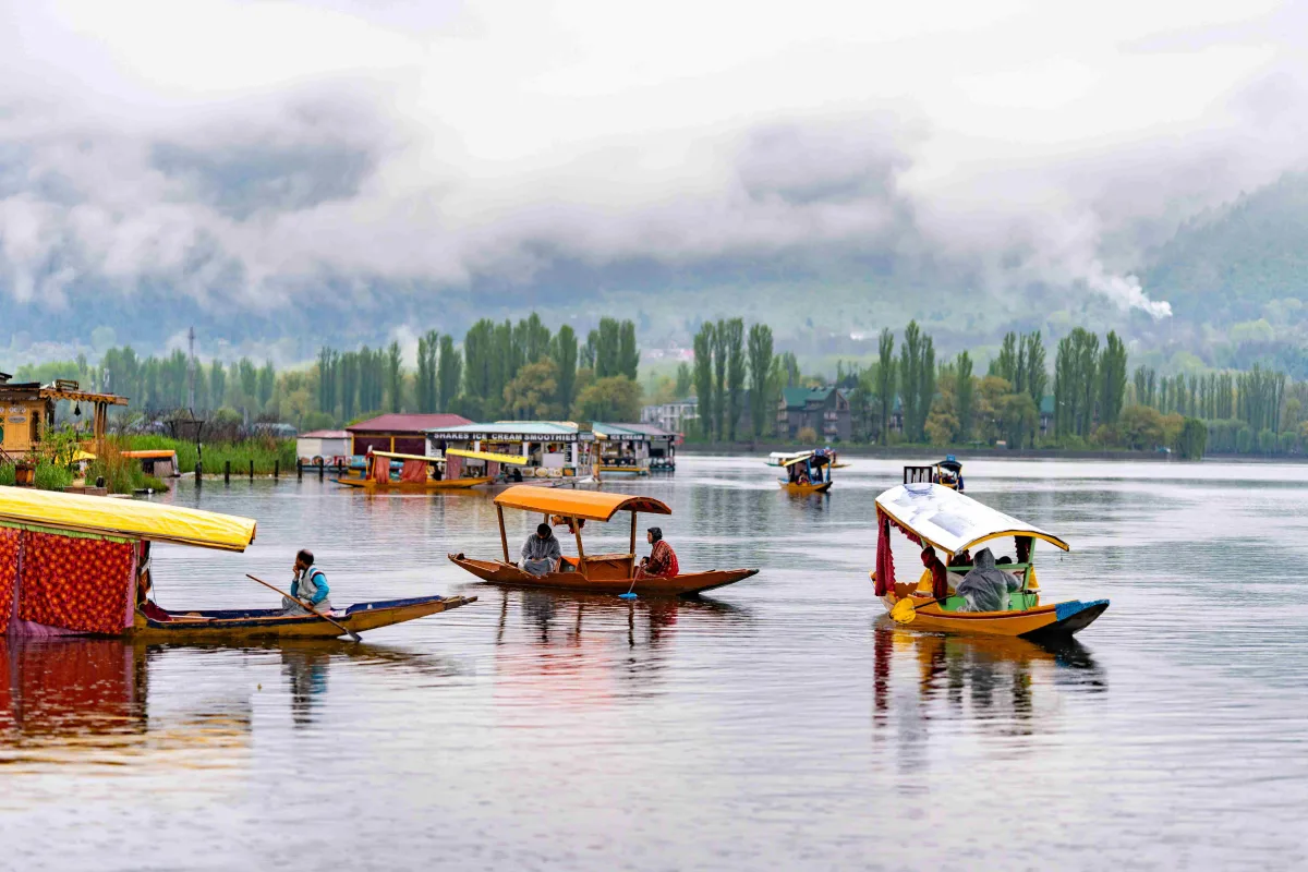 Kashmir honeymoon packages with houseboat in Srinagar